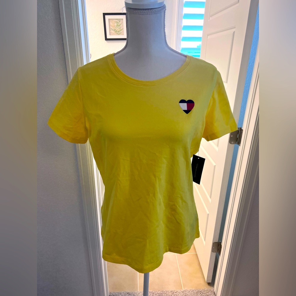 NWT Tommy Hilfiger Yellow T-shirt size Medium
